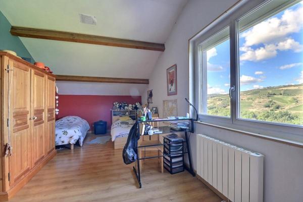 Propriété avec piscine et vaste dépendance