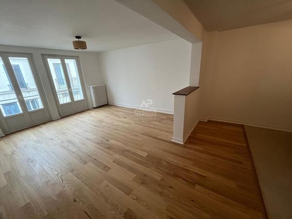 Appartement 2 pièce(s) 54.3 m2 €330 000 ** - Référence 4543
