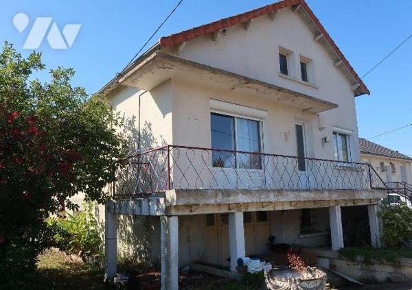 MAISON de 1962, env. 90m2 hab., comprenant :
. en RC surélevé : sas d'entrée, pièce principale...