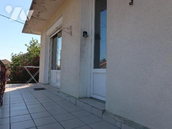 MAISON de 1962, env. 90m2 hab., comprenant :
. en RC surélevé : sas d'entrée, pièce principale...