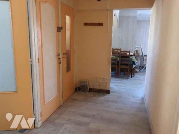 MAISON de 1962, env. 90m2 hab., comprenant :
. en RC surélevé : sas d'entrée, pièce principale...