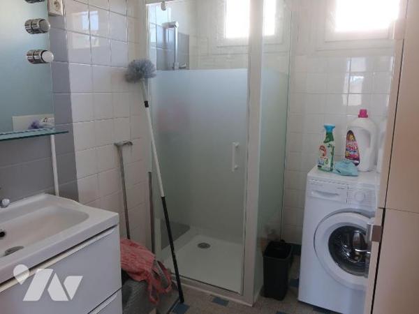MAISON de 1962, env. 90m2 hab., comprenant :
. en RC surélevé : sas d'entrée, pièce principale...