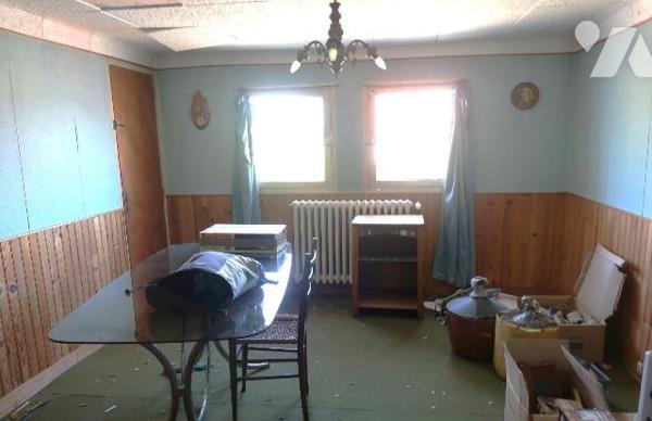 MAISON de 1962, env. 90m2 hab., comprenant :
. en RC surélevé : sas d'entrée, pièce principale...
