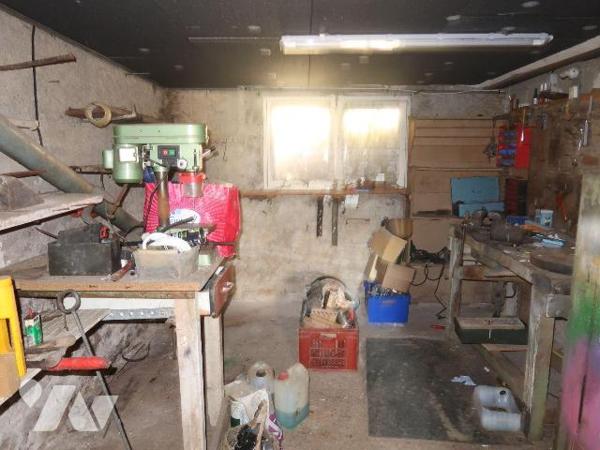 MAISON de 1962, env. 90m2 hab., comprenant :
. en RC surélevé : sas d'entrée, pièce principale...