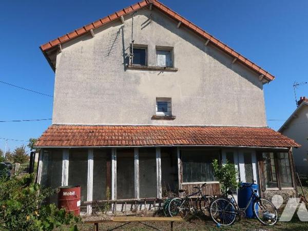MAISON de 1962, env. 90m2 hab., comprenant :
. en RC surélevé : sas d'entrée, pièce principale...
