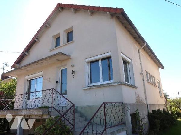 MAISON de 1962, env. 90m2 hab., comprenant :
. en RC surélevé : sas d'entrée, pièce principale...