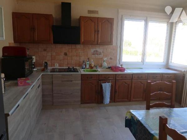MAISON de 1962, env. 90m2 hab., comprenant :
. en RC surélevé : sas d'entrée, pièce principale...