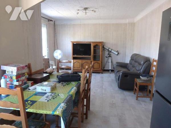 MAISON de 1962, env. 90m2 hab., comprenant :
. en RC surélevé : sas d'entrée, pièce principale...