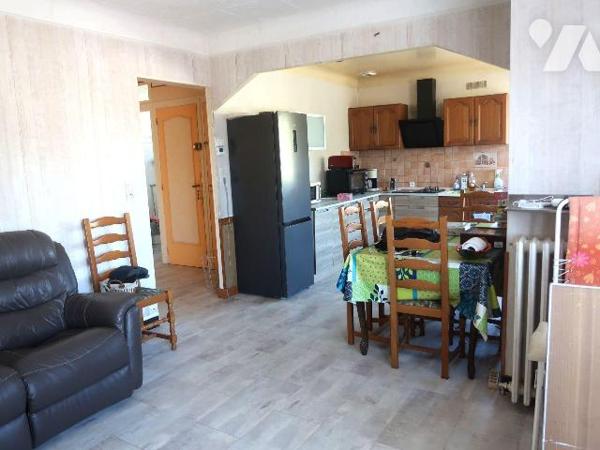 MAISON de 1962, env. 90m2 hab., comprenant :
. en RC surélevé : sas d'entrée, pièce principale...