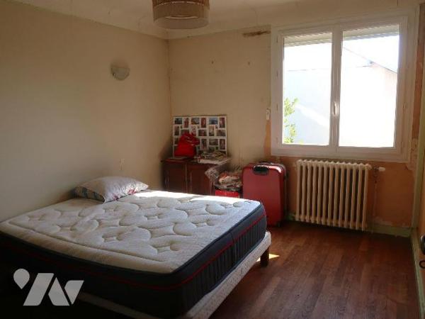 MAISON de 1962, env. 90m2 hab., comprenant :
. en RC surélevé : sas d'entrée, pièce principale...