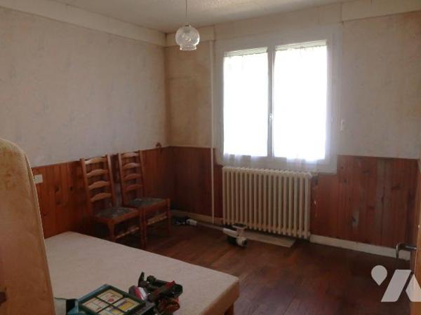 MAISON de 1962, env. 90m2 hab., comprenant :
. en RC surélevé : sas d'entrée, pièce principale...