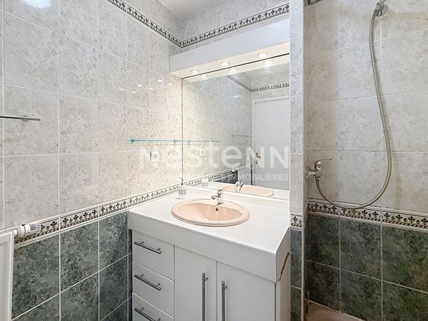 Grand Appartement T2 avec une chambre, grande terrasse en dernier étage avec Piscine - 69500 BRON