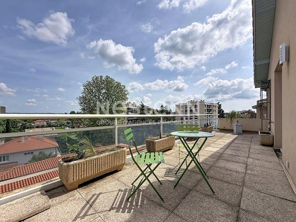Grand Appartement T2 avec une chambre, grande terrasse en dernier étage avec Piscine - 69500 BRON