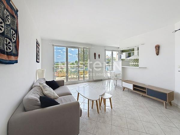 Grand Appartement T2 avec une chambre, grande terrasse en dernier étage avec Piscine - 69500 BRON