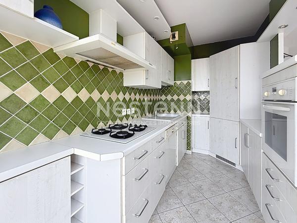 Grand Appartement T2 avec une chambre, grande terrasse en dernier étage avec Piscine - 69500 BRON