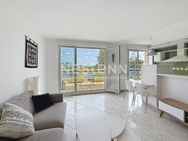 Grand Appartement T2 avec une chambre, grande terrasse en dernier étage avec Piscine - 69500 BRON