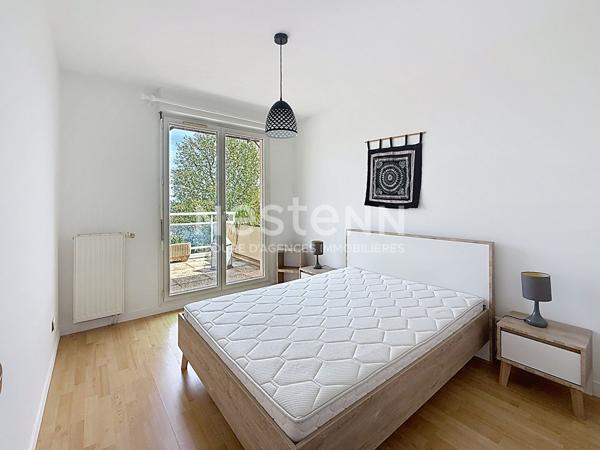 Grand Appartement T2 avec une chambre, grande terrasse en dernier étage avec Piscine - 69500 BRON