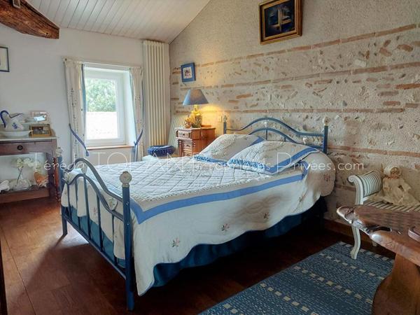LAYRAC : MAISON DE CAMPAGNE 201 m², DEPENDANCES, PARC