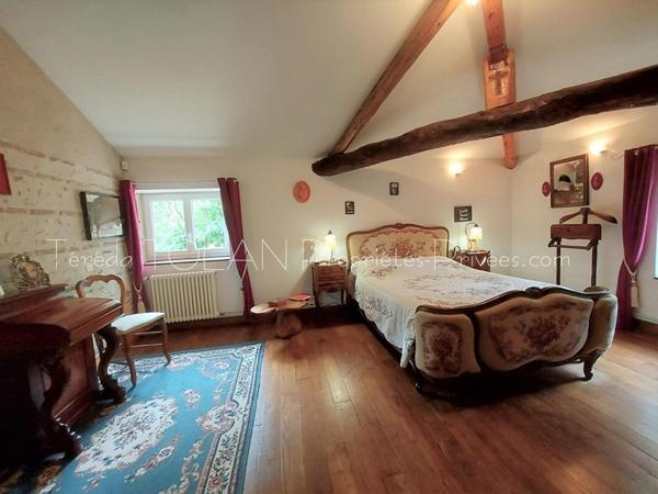 LAYRAC : MAISON DE CAMPAGNE 201 m², DEPENDANCES, PARC