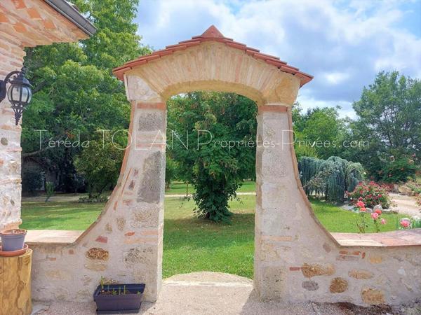 LAYRAC : MAISON DE CAMPAGNE 201 m², DEPENDANCES, PARC