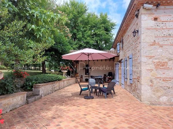 LAYRAC : MAISON DE CAMPAGNE 201 m², DEPENDANCES, PARC