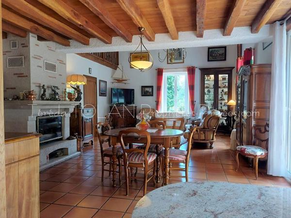 LAYRAC : MAISON DE CAMPAGNE 201 m², DEPENDANCES, PARC