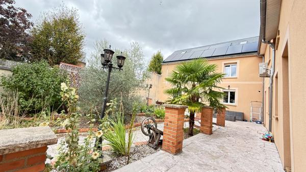NOAILLES A 10 MIN - Maison familiale - 20 pièces, 10 chambres- piscine chauffée - garage - 2 appartements- jardin