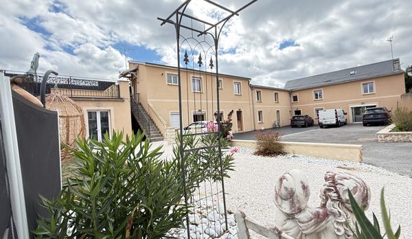 NOAILLES A 10 MIN - Maison familiale - 20 pièces, 10 chambres- piscine chauffée - garage - 2 appartements- jardin