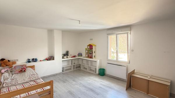 NOAILLES A 10 MIN - Maison familiale - 20 pièces, 10 chambres- piscine chauffée - garage - 2 appartements- jardin