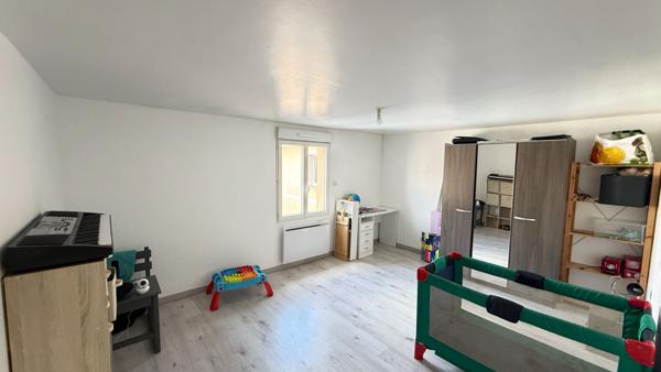 NOAILLES A 10 MIN - Maison familiale - 20 pièces, 10 chambres- piscine chauffée - garage - 2 appartements- jardin