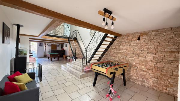 NOAILLES A 10 MIN - Maison familiale - 20 pièces, 10 chambres- piscine chauffée - garage - 2 appartements- jardin