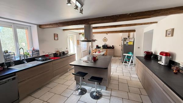 NOAILLES A 10 MIN - Maison familiale - 20 pièces, 10 chambres- piscine chauffée - garage - 2 appartements- jardin