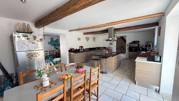 NOAILLES A 10 MIN - Maison familiale - 20 pièces, 10 chambres- piscine chauffée - garage - 2 appartements- jardin