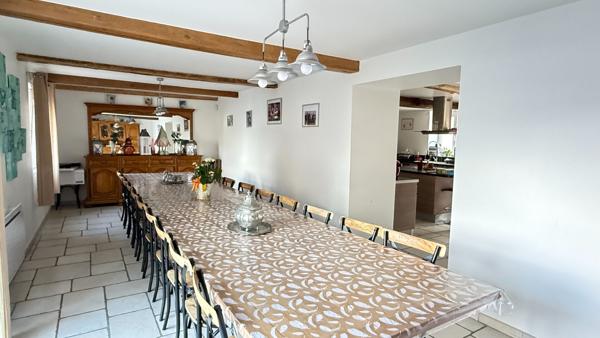 NOAILLES A 10 MIN - Maison familiale - 20 pièces, 10 chambres- piscine chauffée - garage - 2 appartements- jardin