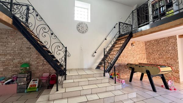 NOAILLES A 10 MIN - Maison familiale - 20 pièces, 10 chambres- piscine chauffée - garage - 2 appartements- jardin
