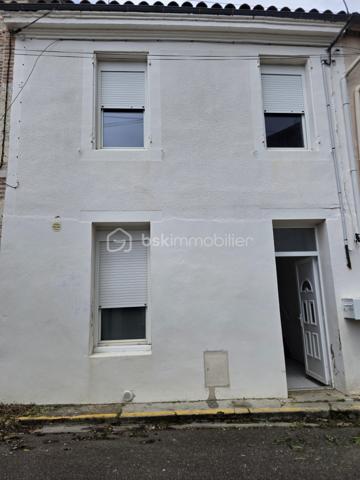 Maison de ville 72 m² avec garage, atelier et cour – Passage d'Agen
IDEAL INVESTISSEURS AVEC RENTABILITE NETTE ATTRACTIVE DE 8%
ou PRIMO-ACCEDANTS

Située sur la commune du Passage d'Agen, à proximité des commodités, découvrez cette maison de ville mitoyenne des deux côtés, développant une surface habitable d'environ 72 m² sur deux niveaux.

Au rez-de-chaussée, elle se compose d'un hall d'entrée, d'une agréable pièce de vie, d'un espace cuisine, d'une buanderie ainsi que d'un WC indépendant.

À l'étage, un palier dessert deux chambres, une salle d'eau et un placard de rangement.

La maison a bénéficié de travaux de rénovation portant notamment sur la toiture et les menuiseries, offrant ainsi un bien entretenu et prêt à être occupé.

En face de la maison, vous profiterez d'un garage indépendant. 
À l'arrière de celui-ci se trouvent un atelier de rangement ainsi qu'une cour extérieure privative.
Cet espace extérieur est non attenant à l'habitation mais constitue un véritable atout complémentaire.

Les plus :
Toiture rénovée en 2013
Menuiseries Double vitrage
Garage indépendant
Atelier et cour extérieure (faible entretien)
Proximité des commerces et services
Taxe foncière : 1 342 €.

Ce bien représente une excellente opportunité aussi bien pour un primo-accédant que pour un investisseur. 
Jusqu'à récemment, la maison était louée 600 € par mois, offrant une rentabilité attractive d'environ 8 %.

À visiter sans tarder !