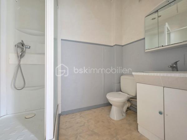 Maison de ville 72 m² avec garage, atelier et cour – Passage d'Agen
IDEAL INVESTISSEURS AVEC RENTABILITE NETTE ATTRACTIVE DE 8%
ou PRIMO-ACCEDANTS

Située sur la commune du Passage d'Agen, à proximité des commodités, découvrez cette maison de ville mitoyenne des deux côtés, développant une surface habitable d'environ 72 m² sur deux niveaux.

Au rez-de-chaussée, elle se compose d'un hall d'entrée, d'une agréable pièce de vie, d'un espace cuisine, d'une buanderie ainsi que d'un WC indépendant.

À l'étage, un palier dessert deux chambres, une salle d'eau et un placard de rangement.

La maison a bénéficié de travaux de rénovation portant notamment sur la toiture et les menuiseries, offrant ainsi un bien entretenu et prêt à être occupé.

En face de la maison, vous profiterez d'un garage indépendant. 
À l'arrière de celui-ci se trouvent un atelier de rangement ainsi qu'une cour extérieure privative.
Cet espace extérieur est non attenant à l'habitation mais constitue un véritable atout complémentaire.

Les plus :
Toiture rénovée en 2013
Menuiseries Double vitrage
Garage indépendant
Atelier et cour extérieure (faible entretien)
Proximité des commerces et services
Taxe foncière : 1 342 €.

Ce bien représente une excellente opportunité aussi bien pour un primo-accédant que pour un investisseur. 
Jusqu'à récemment, la maison était louée 600 € par mois, offrant une rentabilité attractive d'environ 8 %.

À visiter sans tarder !
