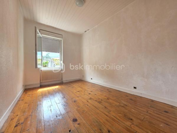 Maison de ville 72 m² avec garage, atelier et cour – Passage d'Agen
IDEAL INVESTISSEURS AVEC RENTABILITE NETTE ATTRACTIVE DE 8%
ou PRIMO-ACCEDANTS

Située sur la commune du Passage d'Agen, à proximité des commodités, découvrez cette maison de ville mitoyenne des deux côtés, développant une surface habitable d'environ 72 m² sur deux niveaux.

Au rez-de-chaussée, elle se compose d'un hall d'entrée, d'une agréable pièce de vie, d'un espace cuisine, d'une buanderie ainsi que d'un WC indépendant.

À l'étage, un palier dessert deux chambres, une salle d'eau et un placard de rangement.

La maison a bénéficié de travaux de rénovation portant notamment sur la toiture et les menuiseries, offrant ainsi un bien entretenu et prêt à être occupé.

En face de la maison, vous profiterez d'un garage indépendant. 
À l'arrière de celui-ci se trouvent un atelier de rangement ainsi qu'une cour extérieure privative.
Cet espace extérieur est non attenant à l'habitation mais constitue un véritable atout complémentaire.

Les plus :
Toiture rénovée en 2013
Menuiseries Double vitrage
Garage indépendant
Atelier et cour extérieure (faible entretien)
Proximité des commerces et services
Taxe foncière : 1 342 €.

Ce bien représente une excellente opportunité aussi bien pour un primo-accédant que pour un investisseur. 
Jusqu'à récemment, la maison était louée 600 € par mois, offrant une rentabilité attractive d'environ 8 %.

À visiter sans tarder !