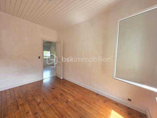 Maison de ville 72 m² avec garage, atelier et cour – Passage d'Agen
IDEAL INVESTISSEURS AVEC RENTABILITE NETTE ATTRACTIVE DE 8%
ou PRIMO-ACCEDANTS

Située sur la commune du Passage d'Agen, à proximité des commodités, découvrez cette maison de ville mitoyenne des deux côtés, développant une surface habitable d'environ 72 m² sur deux niveaux.

Au rez-de-chaussée, elle se compose d'un hall d'entrée, d'une agréable pièce de vie, d'un espace cuisine, d'une buanderie ainsi que d'un WC indépendant.

À l'étage, un palier dessert deux chambres, une salle d'eau et un placard de rangement.

La maison a bénéficié de travaux de rénovation portant notamment sur la toiture et les menuiseries, offrant ainsi un bien entretenu et prêt à être occupé.

En face de la maison, vous profiterez d'un garage indépendant. 
À l'arrière de celui-ci se trouvent un atelier de rangement ainsi qu'une cour extérieure privative.
Cet espace extérieur est non attenant à l'habitation mais constitue un véritable atout complémentaire.

Les plus :
Toiture rénovée en 2013
Menuiseries Double vitrage
Garage indépendant
Atelier et cour extérieure (faible entretien)
Proximité des commerces et services
Taxe foncière : 1 342 €.

Ce bien représente une excellente opportunité aussi bien pour un primo-accédant que pour un investisseur. 
Jusqu'à récemment, la maison était louée 600 € par mois, offrant une rentabilité attractive d'environ 8 %.

À visiter sans tarder !