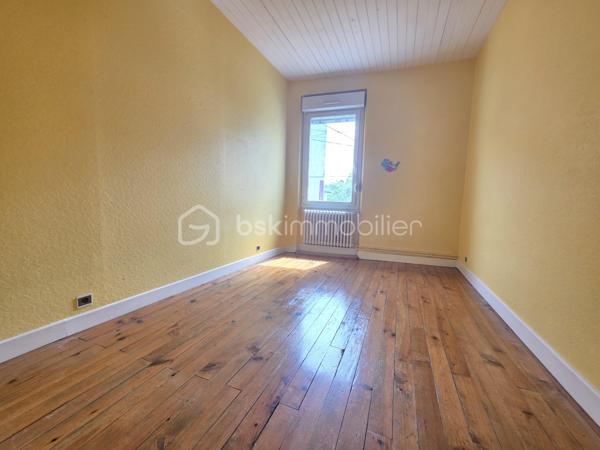 Maison de ville 72 m² avec garage, atelier et cour – Passage d'Agen
IDEAL INVESTISSEURS AVEC RENTABILITE NETTE ATTRACTIVE DE 8%
ou PRIMO-ACCEDANTS

Située sur la commune du Passage d'Agen, à proximité des commodités, découvrez cette maison de ville mitoyenne des deux côtés, développant une surface habitable d'environ 72 m² sur deux niveaux.

Au rez-de-chaussée, elle se compose d'un hall d'entrée, d'une agréable pièce de vie, d'un espace cuisine, d'une buanderie ainsi que d'un WC indépendant.

À l'étage, un palier dessert deux chambres, une salle d'eau et un placard de rangement.

La maison a bénéficié de travaux de rénovation portant notamment sur la toiture et les menuiseries, offrant ainsi un bien entretenu et prêt à être occupé.

En face de la maison, vous profiterez d'un garage indépendant. 
À l'arrière de celui-ci se trouvent un atelier de rangement ainsi qu'une cour extérieure privative.
Cet espace extérieur est non attenant à l'habitation mais constitue un véritable atout complémentaire.

Les plus :
Toiture rénovée en 2013
Menuiseries Double vitrage
Garage indépendant
Atelier et cour extérieure (faible entretien)
Proximité des commerces et services
Taxe foncière : 1 342 €.

Ce bien représente une excellente opportunité aussi bien pour un primo-accédant que pour un investisseur. 
Jusqu'à récemment, la maison était louée 600 € par mois, offrant une rentabilité attractive d'environ 8 %.

À visiter sans tarder !