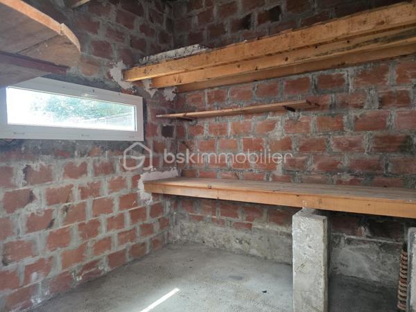 Maison de ville 72 m² avec garage, atelier et cour – Passage d'Agen
IDEAL INVESTISSEURS AVEC RENTABILITE NETTE ATTRACTIVE DE 8%
ou PRIMO-ACCEDANTS

Située sur la commune du Passage d'Agen, à proximité des commodités, découvrez cette maison de ville mitoyenne des deux côtés, développant une surface habitable d'environ 72 m² sur deux niveaux.

Au rez-de-chaussée, elle se compose d'un hall d'entrée, d'une agréable pièce de vie, d'un espace cuisine, d'une buanderie ainsi que d'un WC indépendant.

À l'étage, un palier dessert deux chambres, une salle d'eau et un placard de rangement.

La maison a bénéficié de travaux de rénovation portant notamment sur la toiture et les menuiseries, offrant ainsi un bien entretenu et prêt à être occupé.

En face de la maison, vous profiterez d'un garage indépendant. 
À l'arrière de celui-ci se trouvent un atelier de rangement ainsi qu'une cour extérieure privative.
Cet espace extérieur est non attenant à l'habitation mais constitue un véritable atout complémentaire.

Les plus :
Toiture rénovée en 2013
Menuiseries Double vitrage
Garage indépendant
Atelier et cour extérieure (faible entretien)
Proximité des commerces et services
Taxe foncière : 1 342 €.

Ce bien représente une excellente opportunité aussi bien pour un primo-accédant que pour un investisseur. 
Jusqu'à récemment, la maison était louée 600 € par mois, offrant une rentabilité attractive d'environ 8 %.

À visiter sans tarder !