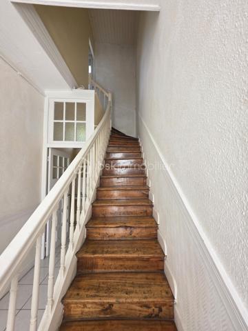 Maison de ville 72 m² avec garage, atelier et cour – Passage d'Agen
IDEAL INVESTISSEURS AVEC RENTABILITE NETTE ATTRACTIVE DE 8%
ou PRIMO-ACCEDANTS

Située sur la commune du Passage d'Agen, à proximité des commodités, découvrez cette maison de ville mitoyenne des deux côtés, développant une surface habitable d'environ 72 m² sur deux niveaux.

Au rez-de-chaussée, elle se compose d'un hall d'entrée, d'une agréable pièce de vie, d'un espace cuisine, d'une buanderie ainsi que d'un WC indépendant.

À l'étage, un palier dessert deux chambres, une salle d'eau et un placard de rangement.

La maison a bénéficié de travaux de rénovation portant notamment sur la toiture et les menuiseries, offrant ainsi un bien entretenu et prêt à être occupé.

En face de la maison, vous profiterez d'un garage indépendant. 
À l'arrière de celui-ci se trouvent un atelier de rangement ainsi qu'une cour extérieure privative.
Cet espace extérieur est non attenant à l'habitation mais constitue un véritable atout complémentaire.

Les plus :
Toiture rénovée en 2013
Menuiseries Double vitrage
Garage indépendant
Atelier et cour extérieure (faible entretien)
Proximité des commerces et services
Taxe foncière : 1 342 €.

Ce bien représente une excellente opportunité aussi bien pour un primo-accédant que pour un investisseur. 
Jusqu'à récemment, la maison était louée 600 € par mois, offrant une rentabilité attractive d'environ 8 %.

À visiter sans tarder !