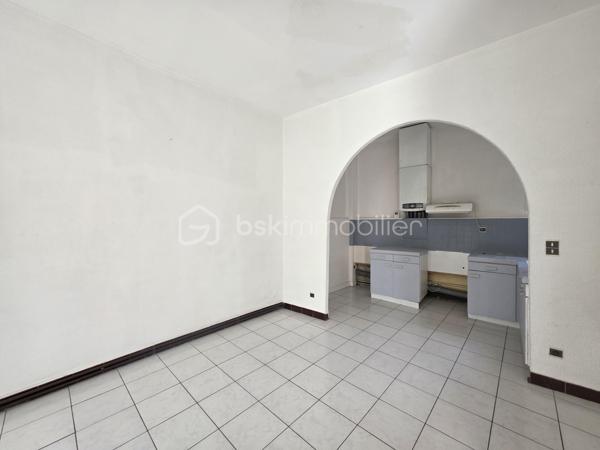Maison de ville 72 m² avec garage, atelier et cour – Passage d'Agen
IDEAL INVESTISSEURS AVEC RENTABILITE NETTE ATTRACTIVE DE 8%
ou PRIMO-ACCEDANTS

Située sur la commune du Passage d'Agen, à proximité des commodités, découvrez cette maison de ville mitoyenne des deux côtés, développant une surface habitable d'environ 72 m² sur deux niveaux.

Au rez-de-chaussée, elle se compose d'un hall d'entrée, d'une agréable pièce de vie, d'un espace cuisine, d'une buanderie ainsi que d'un WC indépendant.

À l'étage, un palier dessert deux chambres, une salle d'eau et un placard de rangement.

La maison a bénéficié de travaux de rénovation portant notamment sur la toiture et les menuiseries, offrant ainsi un bien entretenu et prêt à être occupé.

En face de la maison, vous profiterez d'un garage indépendant. 
À l'arrière de celui-ci se trouvent un atelier de rangement ainsi qu'une cour extérieure privative.
Cet espace extérieur est non attenant à l'habitation mais constitue un véritable atout complémentaire.

Les plus :
Toiture rénovée en 2013
Menuiseries Double vitrage
Garage indépendant
Atelier et cour extérieure (faible entretien)
Proximité des commerces et services
Taxe foncière : 1 342 €.

Ce bien représente une excellente opportunité aussi bien pour un primo-accédant que pour un investisseur. 
Jusqu'à récemment, la maison était louée 600 € par mois, offrant une rentabilité attractive d'environ 8 %.

À visiter sans tarder !