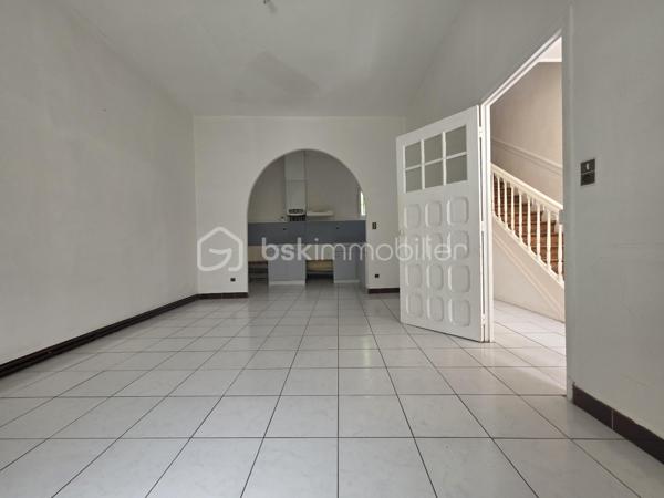 Maison de ville 72 m² avec garage, atelier et cour – Passage d'Agen
IDEAL INVESTISSEURS AVEC RENTABILITE NETTE ATTRACTIVE DE 8%
ou PRIMO-ACCEDANTS

Située sur la commune du Passage d'Agen, à proximité des commodités, découvrez cette maison de ville mitoyenne des deux côtés, développant une surface habitable d'environ 72 m² sur deux niveaux.

Au rez-de-chaussée, elle se compose d'un hall d'entrée, d'une agréable pièce de vie, d'un espace cuisine, d'une buanderie ainsi que d'un WC indépendant.

À l'étage, un palier dessert deux chambres, une salle d'eau et un placard de rangement.

La maison a bénéficié de travaux de rénovation portant notamment sur la toiture et les menuiseries, offrant ainsi un bien entretenu et prêt à être occupé.

En face de la maison, vous profiterez d'un garage indépendant. 
À l'arrière de celui-ci se trouvent un atelier de rangement ainsi qu'une cour extérieure privative.
Cet espace extérieur est non attenant à l'habitation mais constitue un véritable atout complémentaire.

Les plus :
Toiture rénovée en 2013
Menuiseries Double vitrage
Garage indépendant
Atelier et cour extérieure (faible entretien)
Proximité des commerces et services
Taxe foncière : 1 342 €.

Ce bien représente une excellente opportunité aussi bien pour un primo-accédant que pour un investisseur. 
Jusqu'à récemment, la maison était louée 600 € par mois, offrant une rentabilité attractive d'environ 8 %.

À visiter sans tarder !