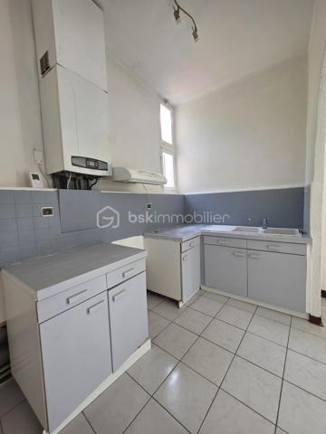 Maison de ville 72 m² avec garage, atelier et cour – Passage d'Agen
IDEAL INVESTISSEURS AVEC RENTABILITE NETTE ATTRACTIVE DE 8%
ou PRIMO-ACCEDANTS

Située sur la commune du Passage d'Agen, à proximité des commodités, découvrez cette maison de ville mitoyenne des deux côtés, développant une surface habitable d'environ 72 m² sur deux niveaux.

Au rez-de-chaussée, elle se compose d'un hall d'entrée, d'une agréable pièce de vie, d'un espace cuisine, d'une buanderie ainsi que d'un WC indépendant.

À l'étage, un palier dessert deux chambres, une salle d'eau et un placard de rangement.

La maison a bénéficié de travaux de rénovation portant notamment sur la toiture et les menuiseries, offrant ainsi un bien entretenu et prêt à être occupé.

En face de la maison, vous profiterez d'un garage indépendant. 
À l'arrière de celui-ci se trouvent un atelier de rangement ainsi qu'une cour extérieure privative.
Cet espace extérieur est non attenant à l'habitation mais constitue un véritable atout complémentaire.

Les plus :
Toiture rénovée en 2013
Menuiseries Double vitrage
Garage indépendant
Atelier et cour extérieure (faible entretien)
Proximité des commerces et services
Taxe foncière : 1 342 €.

Ce bien représente une excellente opportunité aussi bien pour un primo-accédant que pour un investisseur. 
Jusqu'à récemment, la maison était louée 600 € par mois, offrant une rentabilité attractive d'environ 8 %.

À visiter sans tarder !