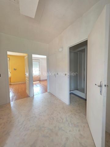 Maison de ville 72 m² avec garage, atelier et cour – Passage d'Agen
IDEAL INVESTISSEURS AVEC RENTABILITE NETTE ATTRACTIVE DE 8%
ou PRIMO-ACCEDANTS

Située sur la commune du Passage d'Agen, à proximité des commodités, découvrez cette maison de ville mitoyenne des deux côtés, développant une surface habitable d'environ 72 m² sur deux niveaux.

Au rez-de-chaussée, elle se compose d'un hall d'entrée, d'une agréable pièce de vie, d'un espace cuisine, d'une buanderie ainsi que d'un WC indépendant.

À l'étage, un palier dessert deux chambres, une salle d'eau et un placard de rangement.

La maison a bénéficié de travaux de rénovation portant notamment sur la toiture et les menuiseries, offrant ainsi un bien entretenu et prêt à être occupé.

En face de la maison, vous profiterez d'un garage indépendant. 
À l'arrière de celui-ci se trouvent un atelier de rangement ainsi qu'une cour extérieure privative.
Cet espace extérieur est non attenant à l'habitation mais constitue un véritable atout complémentaire.

Les plus :
Toiture rénovée en 2013
Menuiseries Double vitrage
Garage indépendant
Atelier et cour extérieure (faible entretien)
Proximité des commerces et services
Taxe foncière : 1 342 €.

Ce bien représente une excellente opportunité aussi bien pour un primo-accédant que pour un investisseur. 
Jusqu'à récemment, la maison était louée 600 € par mois, offrant une rentabilité attractive d'environ 8 %.

À visiter sans tarder !