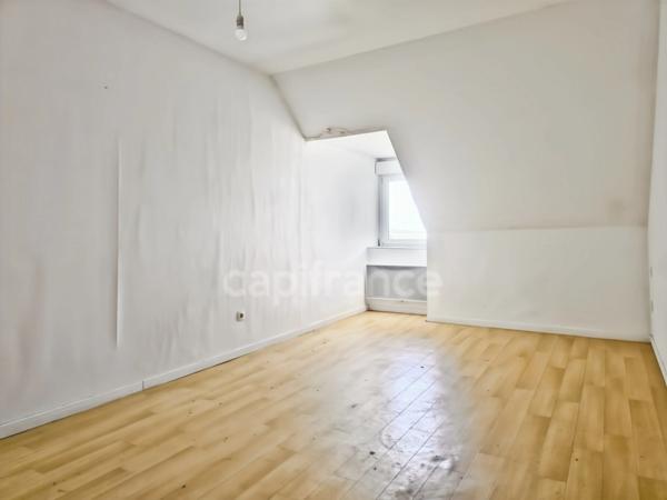 Immeuble de rapport au Grand-Lucé comprenant un local commercial et un appartement