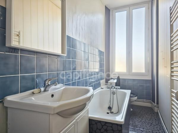 Immeuble de rapport au Grand-Lucé comprenant un local commercial et un appartement