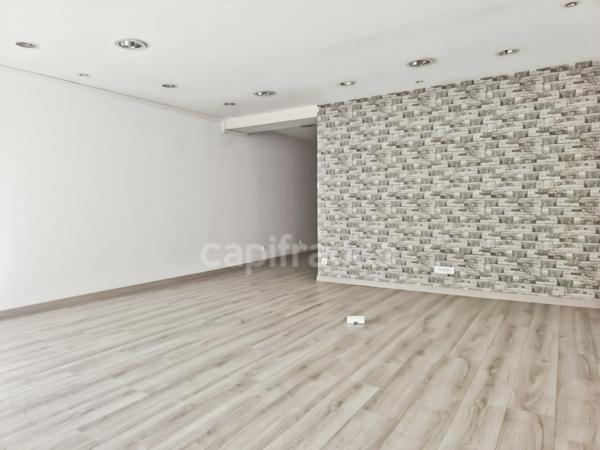 Immeuble de rapport au Grand-Lucé comprenant un local commercial et un appartement