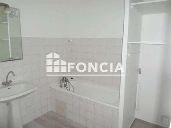 Location Appartement 2 pièces 51.44 m² - 44 RUE DE VERDUN St Vallier 26240